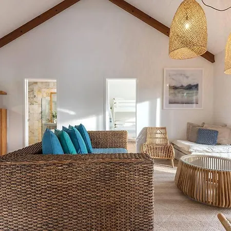 10 Wharf Street - A Tropical Family Home-2
