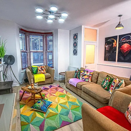 Central 3 - Bedroom Townhouse In Brighton With Parking-3