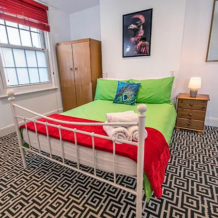 Central 3 - Bedroom Townhouse In Brighton With Parking-2