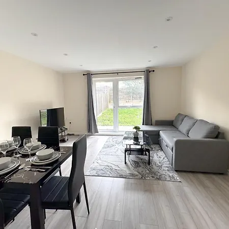 Newly Launched Two Bedroom House By Den Accommodation Short Lets & Serviced Accommodation With Garden-2