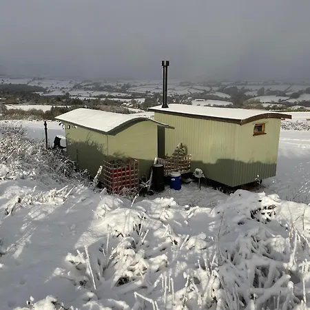 Oakley View Shepherds Hut With Hot Tub-3