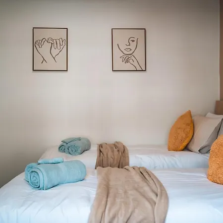 Edmonton - 4 Bedrooms, Sleeps 8, 3 Bathroom Contractor Base-2
