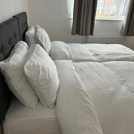 A Luxurious 3 Bed-Terrance House-2