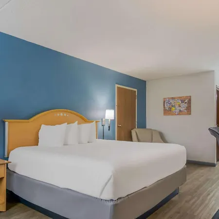Econo Lodge Branson Theater District-2
