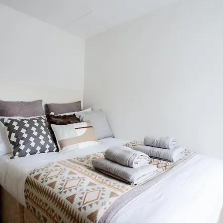 Spacious, Bright & Cosy ~ Ideal Victoria Location!-2