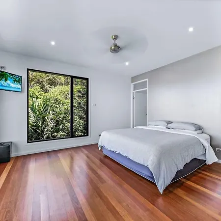 15 Kara - Luxurious Home With Million Dollar Views-3