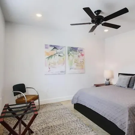 River Breeze Quiet & Modern Black Pearl Apartment-3