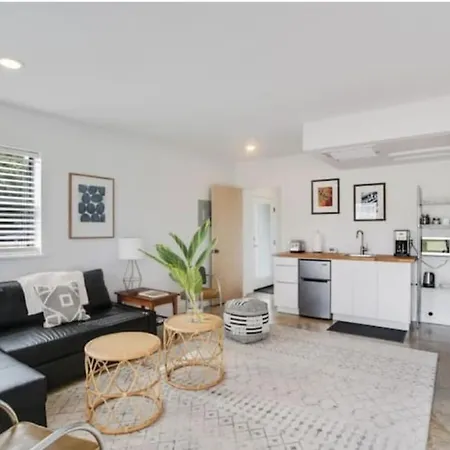 River Breeze Quiet & Modern Black Pearl Apartment-2