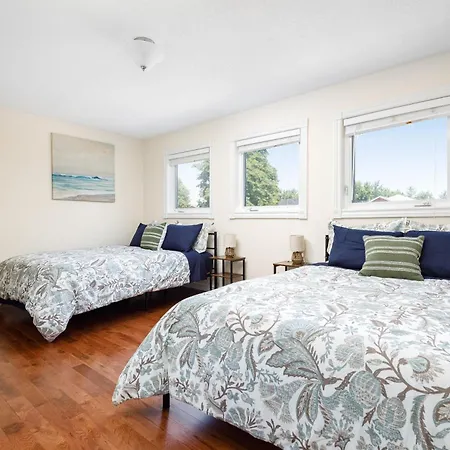 Spacious Large 4 Bedroom House - Upper 2 Floors!-2