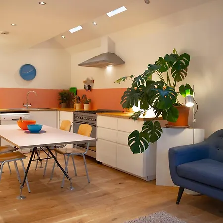 Stunning 3-Bedroom Townhouse In Superb Location-2