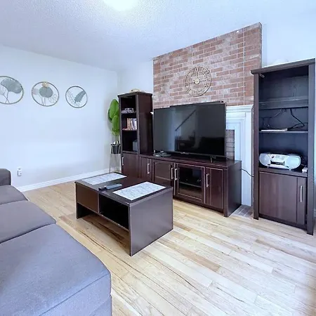 Neighborhood Friendly House In Barrie!-2