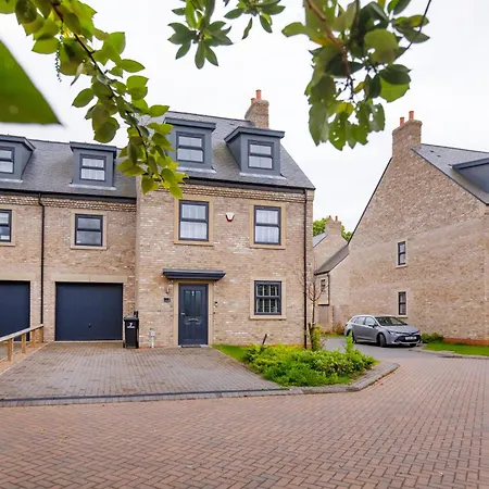 Mount Vale 4 Bedroom Luxury Home & Free Parking-3