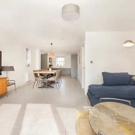 Mount Vale 4 Bedroom Luxury Home & Free Parking-2