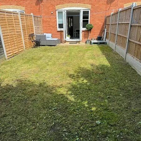 Spacious 3 Bedroom Home, With Private Driveway 5 Minutes From Excel Centre & Custom House-3