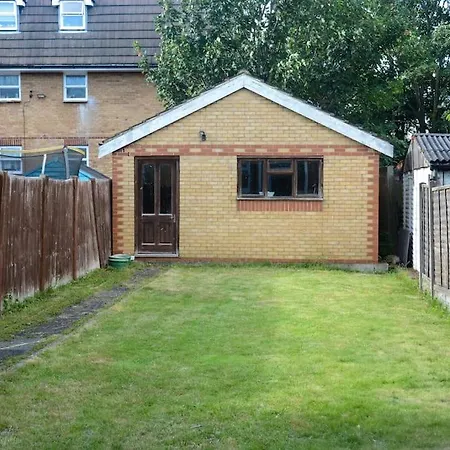 3 Bed House In The Heart Of Palmers Green, London-2