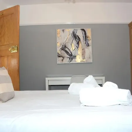 3 Bed House In The Heart Of Palmers Green, London-3