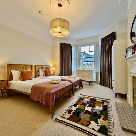 Impressive 5Br Family Home In Leafy-3