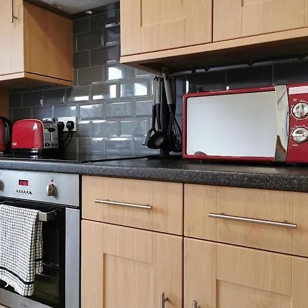 4 Bedroom Family Home On Piccadilly Line-3