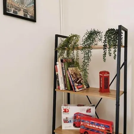 4 Bedroom Family Home On Piccadilly Line-2
