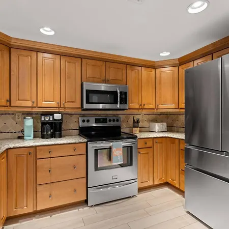 5F Crescent Beach Club-2