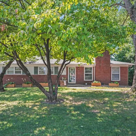 Spacious 2-Br Retreat Near Louisville Attractions-3
