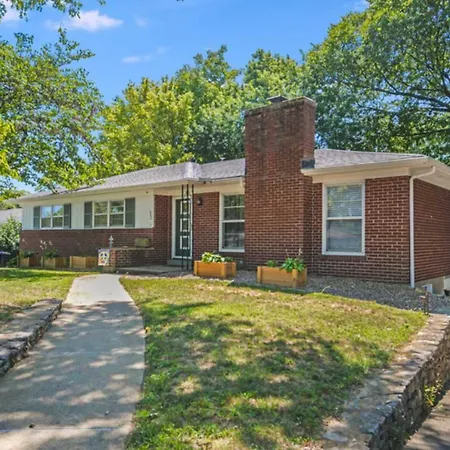 Spacious 2-Br Retreat Near Louisville Attractions-2