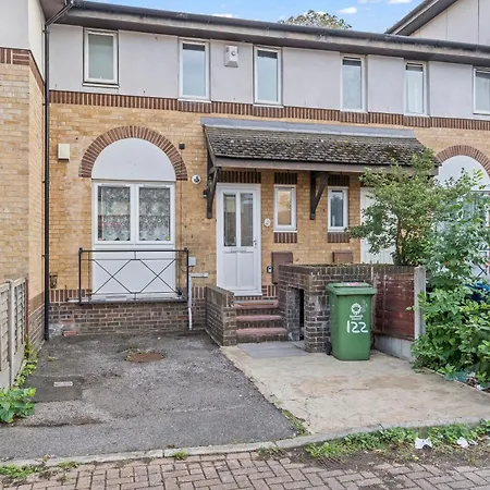 Lovely 4Br House In The City With Parking-2