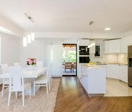 Villa Kate - Outdoor Pool, 4 Bedrooms, Free Parking-3