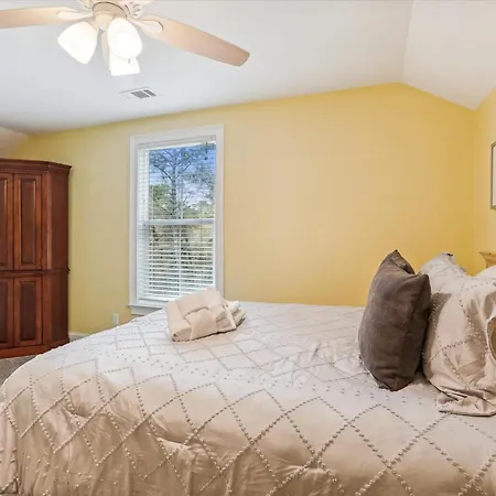 13 Moonshell Rd- Near Ocean,Huge Pool,Fully Fenced Backyard! Free Activities!-2
