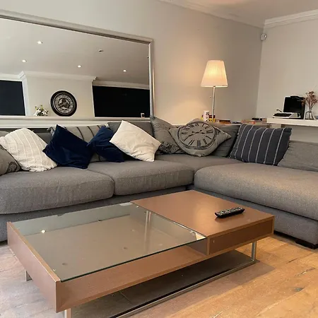 5 Bed House - Fancy - Sleep Up To 12 - Central-3