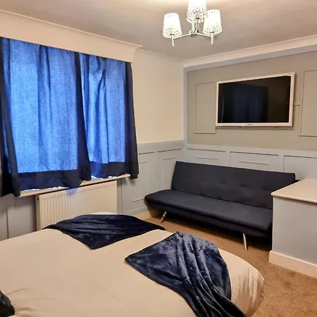 2 Bed Entire House London Zaftastic Stays Tooting-3