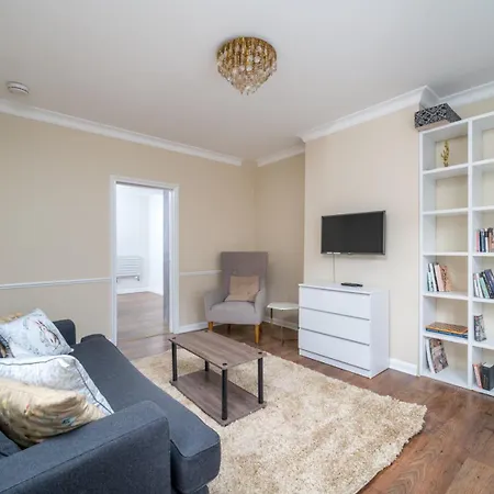 Urban Escape - Spacious 3-Bedroom Home Close To Canary Wharf-3