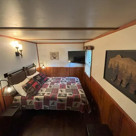 Snow Bunny Lodge - Perfect Big Bear Getaway! Deck With A New Hot Tub And Charcoal Barbecue!-2