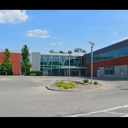 Rare 3 Bedroom Luxury Close To Lake-3