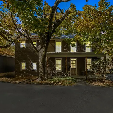 Historic William Smith House -- Pet Friendly, Grill, Wifi, Fire Pit, Deck, Family Friendly, Town Location, King Bed, Creekside-2