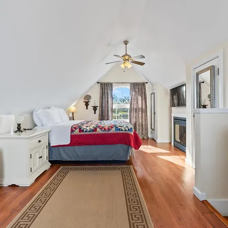 Perkins Cove Oceanfront Cottage-3