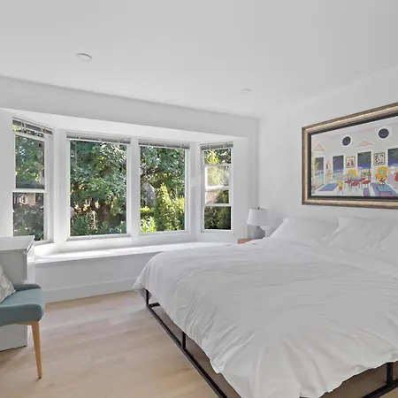 Modern Kitsilano 2 Bedroom Home With A Hot Tub-2