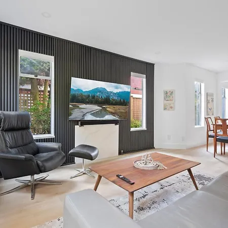 Modern Kitsilano 2 Bedroom Home With A Hot Tub-3