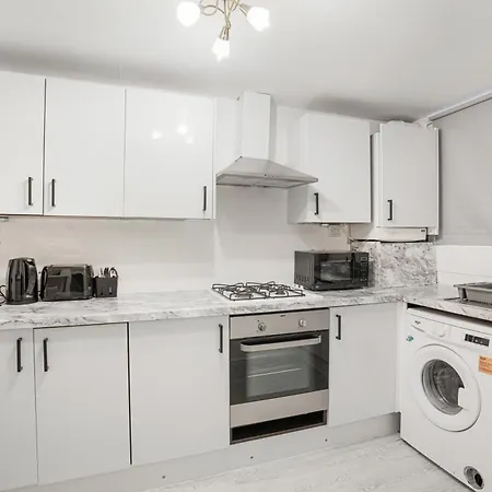 Luxury 3 Bedroom House In Woodgreen-2