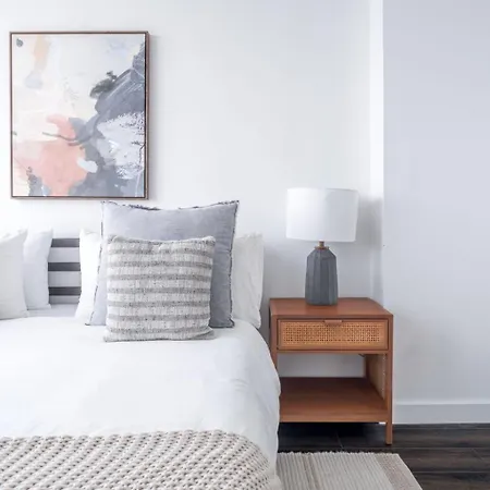 Luxx 2 Bed 1,5 Bath Apt Midtown-2