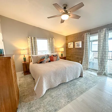 Lakefront 5 Bedroom Vacation Home - Sleeps 12!-2