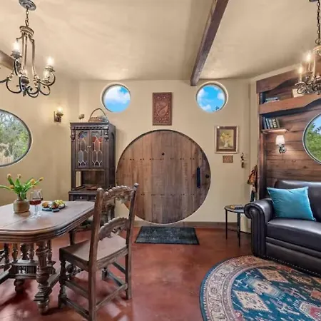 Traveler Hobbit House Hot Tub Bbq Wifi Fredericksburg-3