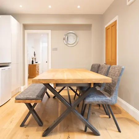 Sillwood Mews - With Free Parking-3