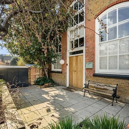 Schoolbell Mews Full 3 Bedroom 2 Bathroom Architect Designed Mews House Fabulous Bow, Victoria Park Location-2