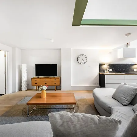 Schoolbell Mews Full 3 Bedroom 2 Bathroom Architect Designed Mews House Fabulous Bow, Victoria Park Location-3