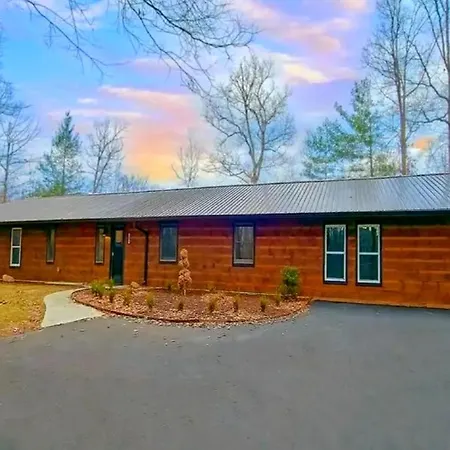Honeybear Hideaways - Spacious Family-Friendly Cabin With Hot Tub, Game Room And Fire Pit-2