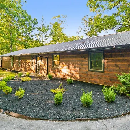 Honeybear Hideaways - Spacious Family-Friendly Cabin With Hot Tub, Game Room And Fire Pit-3