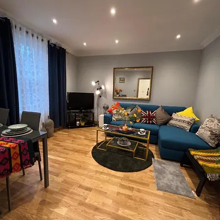 Charming 3Bd Home In West London-3