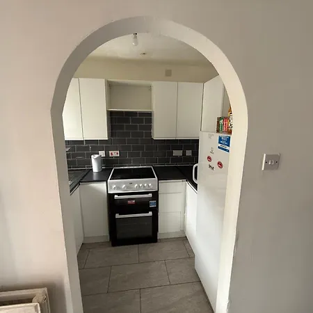 Close London City Airport- Petok - Free Parking-2