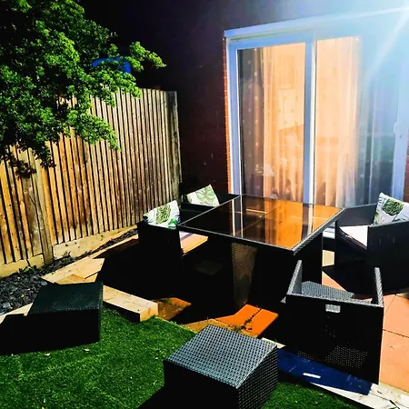 3Bed 2Bath House-Free Parking-Fast Wifi-Garden-Entire Home-2Mins From Train Station-Sleeps 6-2